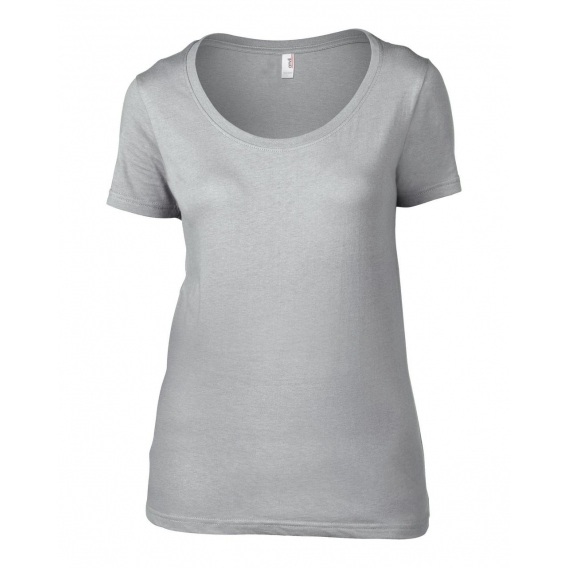 WOMEN’S FEATHERWEIGHT SCOOP TEE